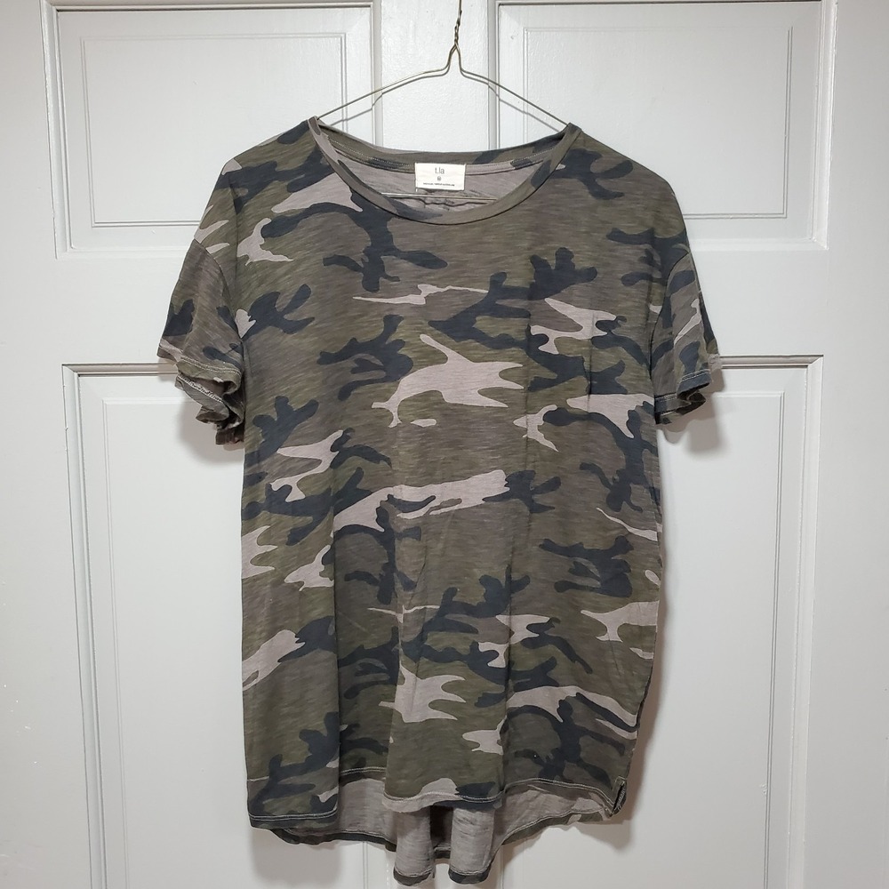 T.LA Women's Camouflage T-shirt Sz. Medium Short Sleeve Lightweight Streetwear